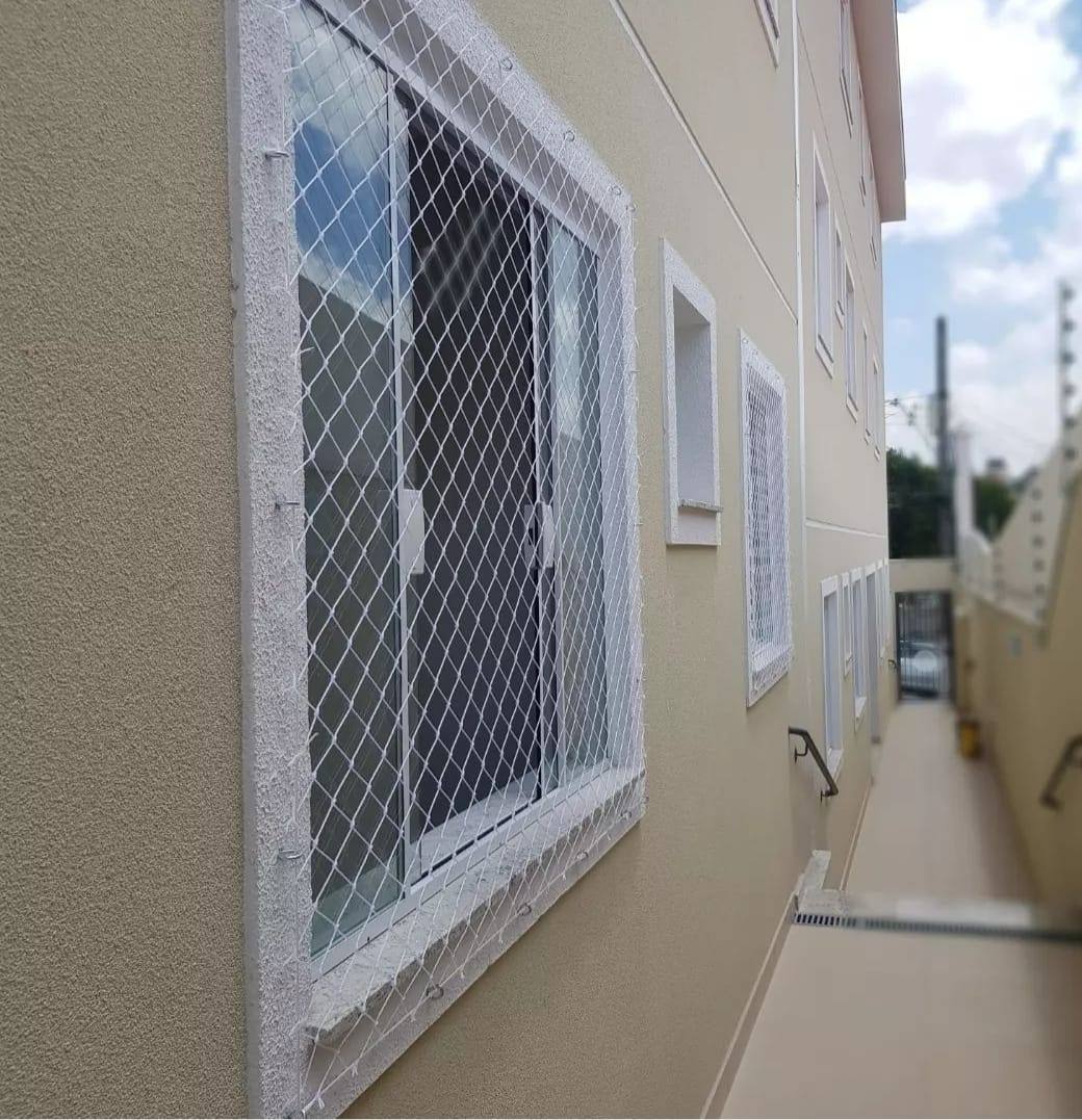 Janela externa com rede de proteção