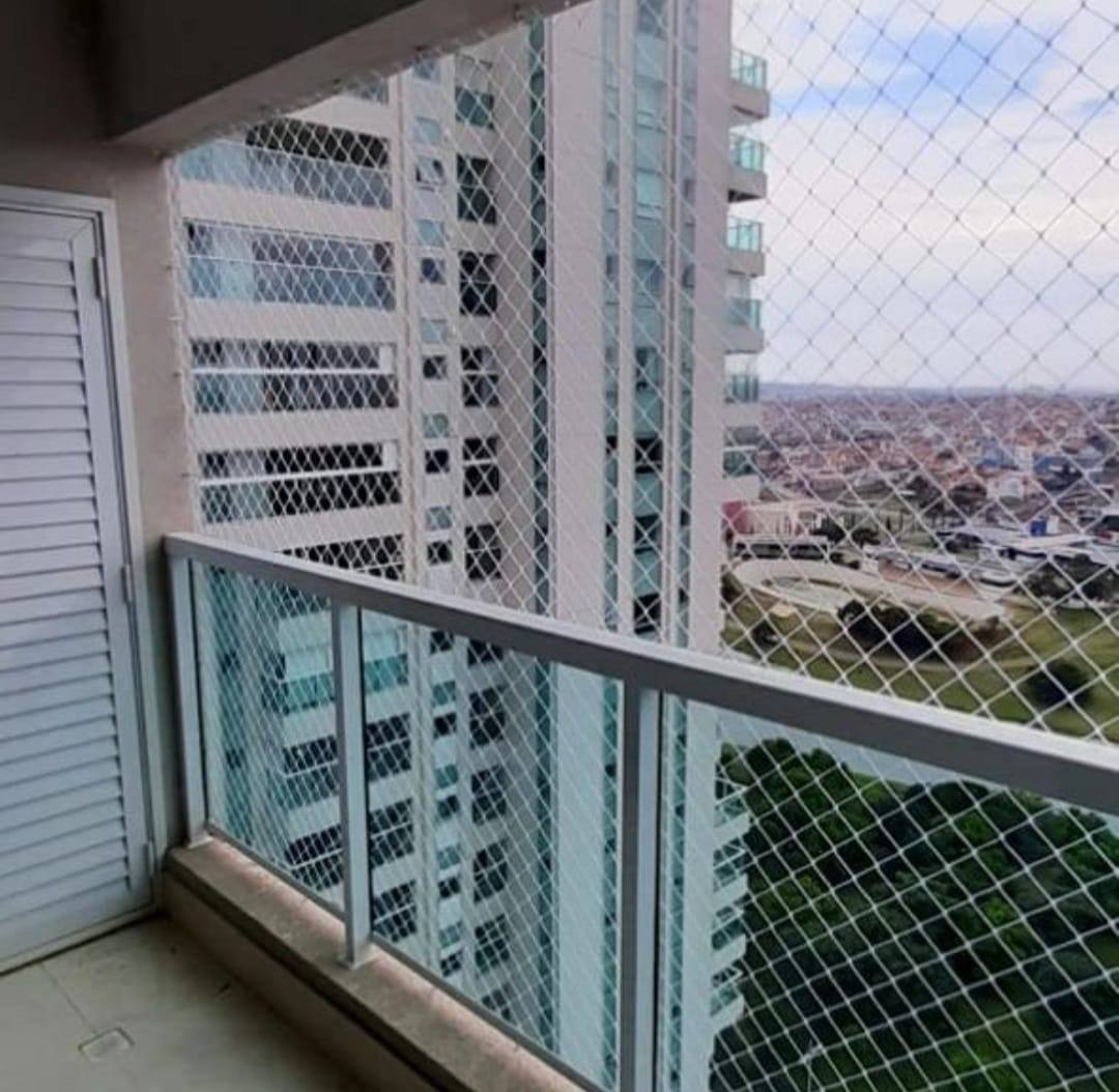 Sacada de apartamento com rede de proteção e vista panorâmica