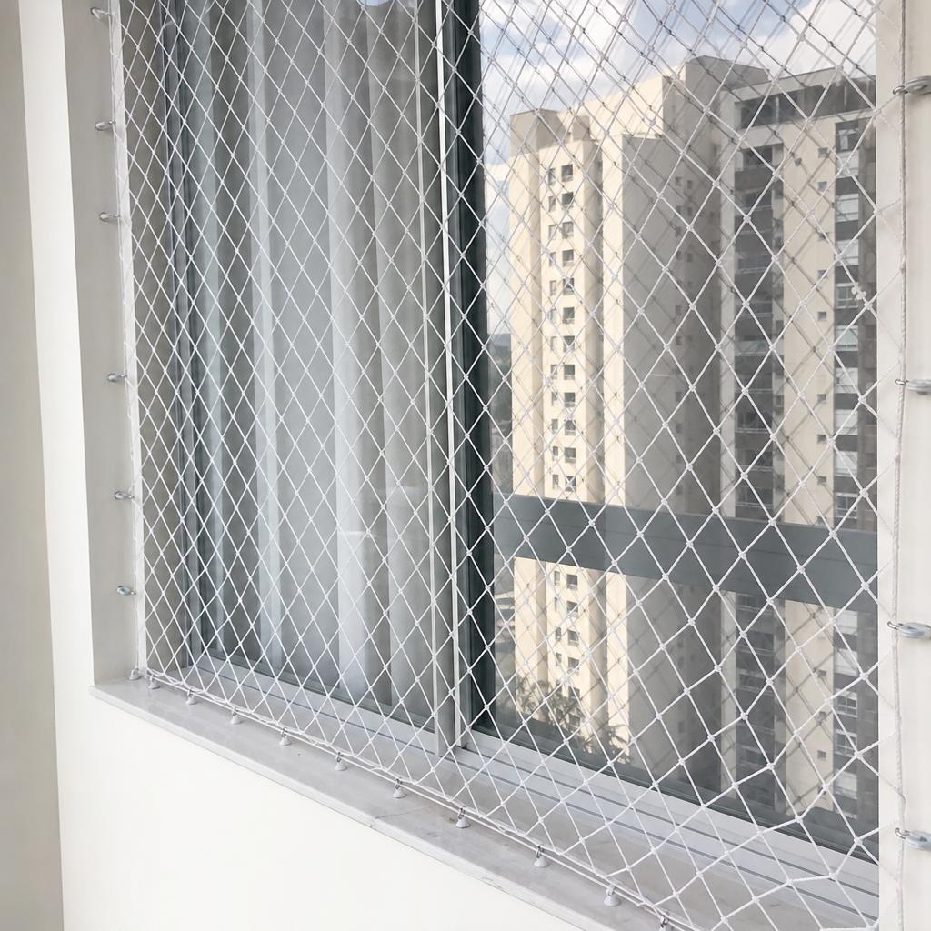 Janela com rede de proteção instalada em apartamento